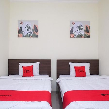فندق Reddoorz Near Kawasan Bandara Ahmad Yani Semarang 2 المظهر الخارجي الصورة