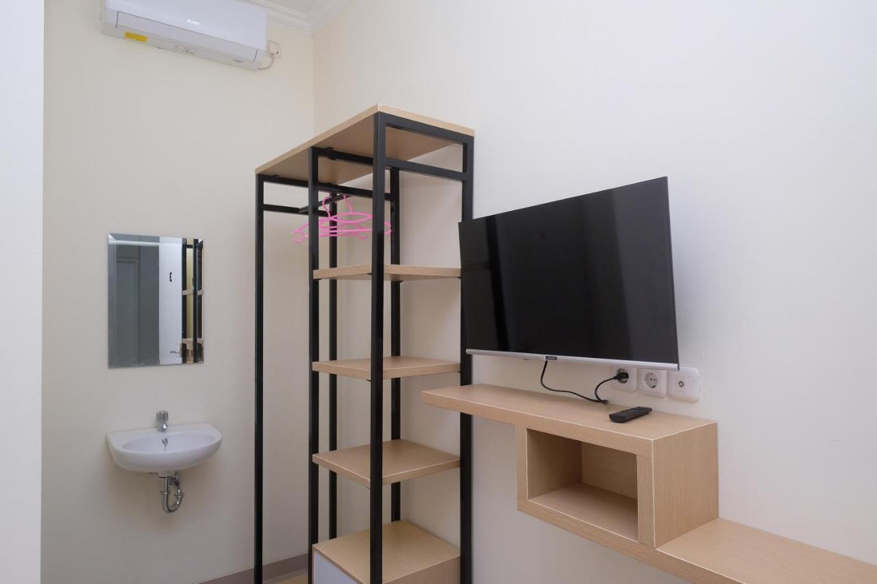 فندق Reddoorz Near Kawasan Bandara Ahmad Yani Semarang 2 المظهر الخارجي الصورة