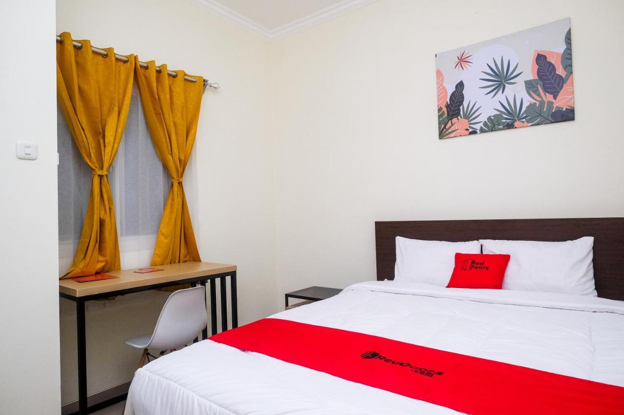 فندق Reddoorz Near Kawasan Bandara Ahmad Yani Semarang 2 المظهر الخارجي الصورة