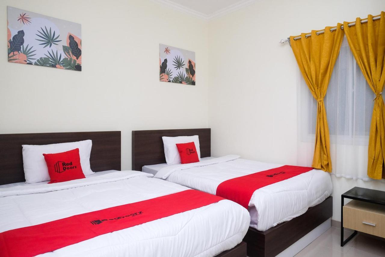 فندق Reddoorz Near Kawasan Bandara Ahmad Yani Semarang 2 المظهر الخارجي الصورة
