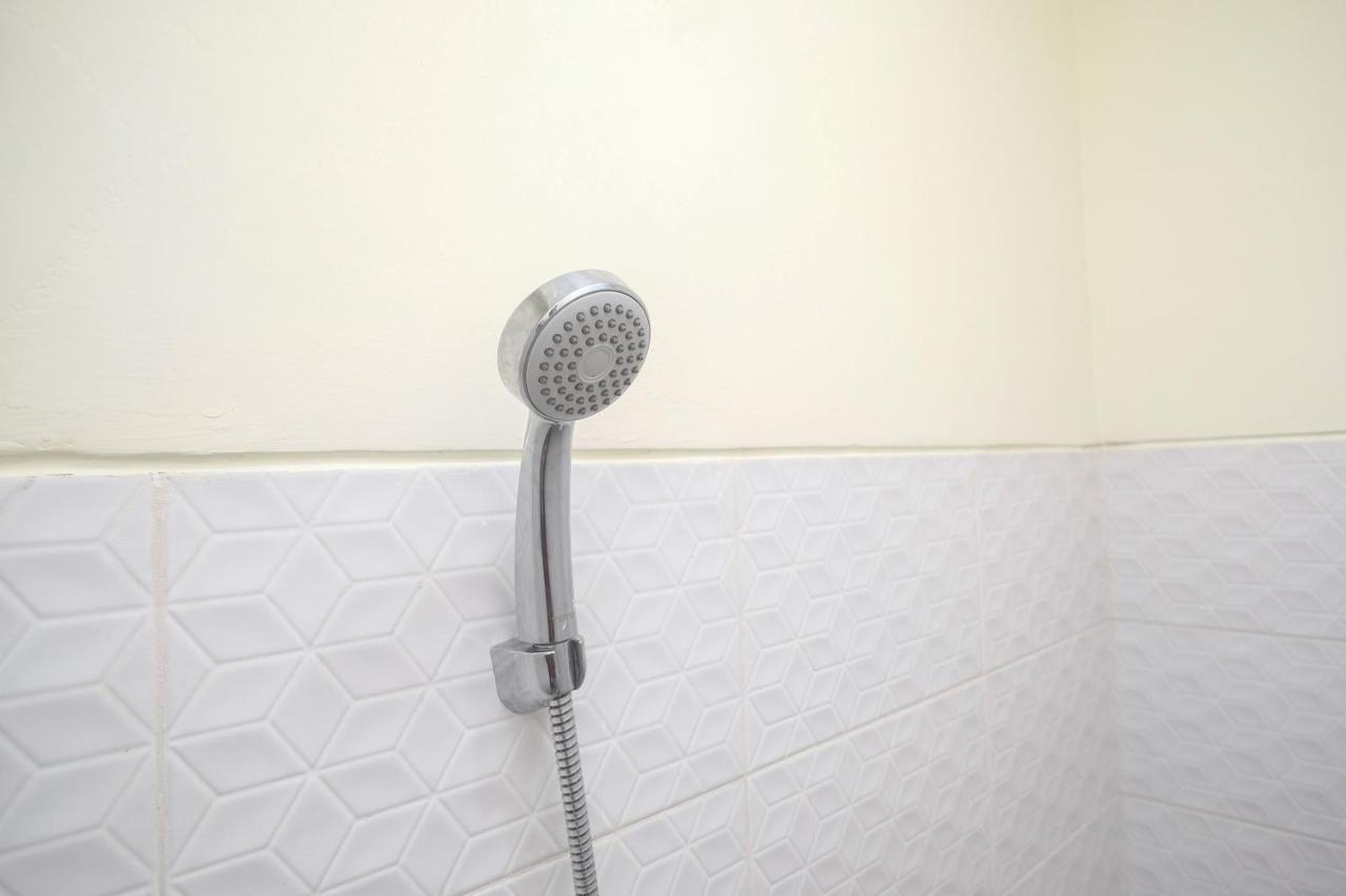 فندق Reddoorz Near Kawasan Bandara Ahmad Yani Semarang 2 المظهر الخارجي الصورة