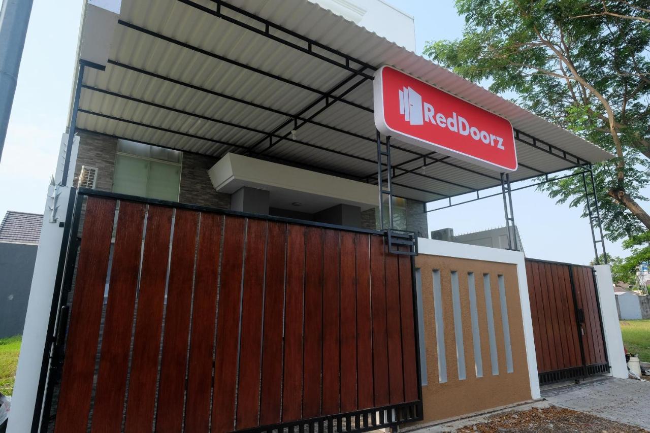فندق Reddoorz Near Kawasan Bandara Ahmad Yani Semarang 2 المظهر الخارجي الصورة