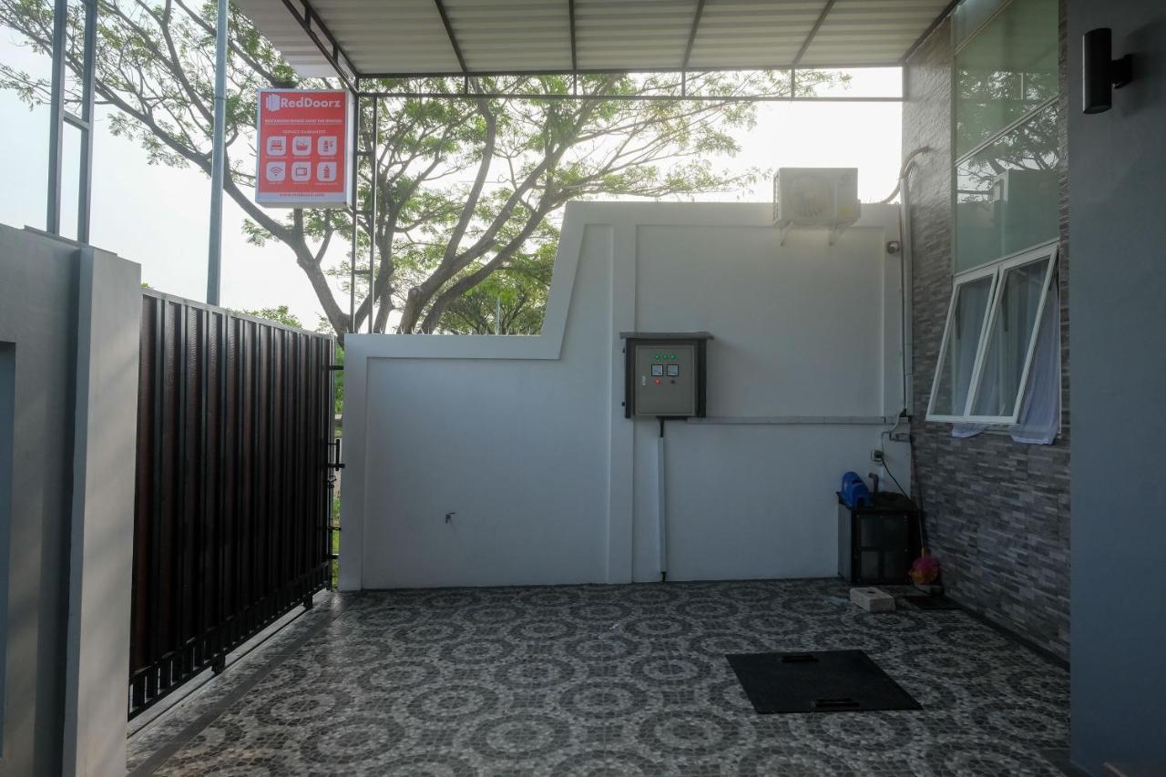 فندق Reddoorz Near Kawasan Bandara Ahmad Yani Semarang 2 المظهر الخارجي الصورة